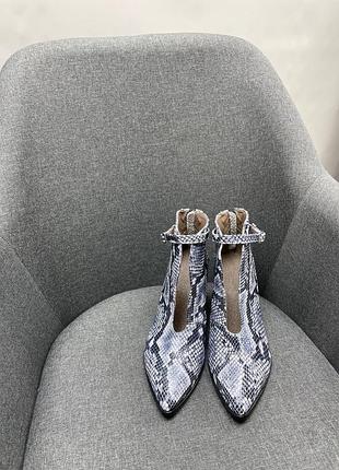 Шкіряні ботильйони чорно-біла змія