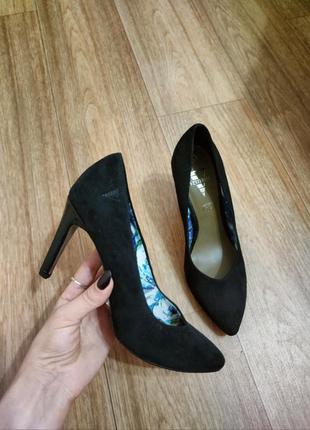 Замшеві туфлі човника на підборах venturini