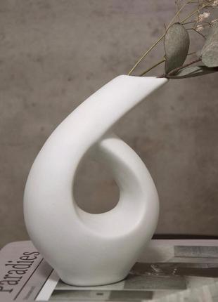 Керамическая ваза необычной формы1 фото