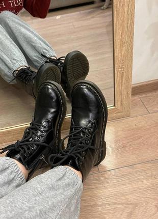 Ботинки ботинки сапоги осенние в стиле dr.martens на шнуровке женские черные5 фото