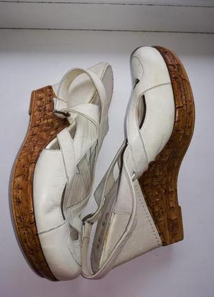 Шкіряні босоніжки на танкетці