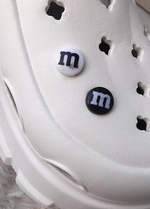 Джибітси m&m's емендемс прикраса кнопка шарм аксесуар на крокси для взуття кроксів crocs тапки з отворами