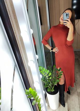 Актуальная вискозная макси-платье с разрезом, в рубчик, под горло goldi.