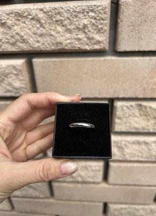 Срібне і лаконічне кільце