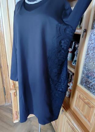 Платье черное прямого кроя с боковыми кружными вставками батал2 фото