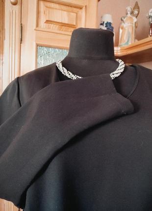 Платье черное прямого кроя с боковыми кружными вставками батал9 фото