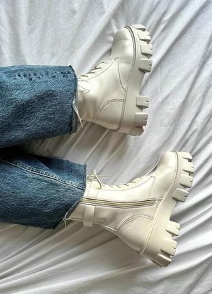 Boyfriend boots white