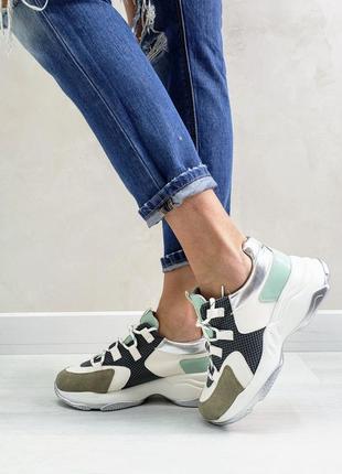 Яскраві стильні кросівки