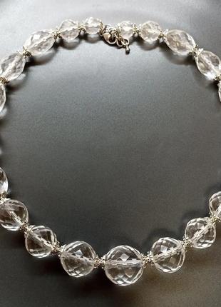 Изысканное колье из стеклянных бусин