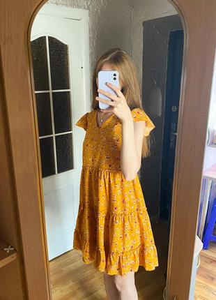 Сукня жовтого кольору у квітковий принт