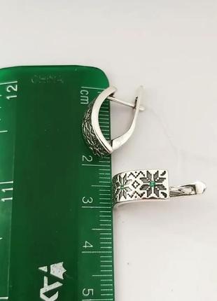 Сережки срібні "вишиванка" з емаллю та зеленими фіанітами5 фото