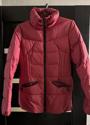 Женская красная куртка