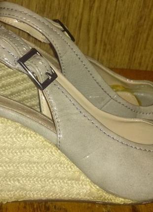 Стильні сірі лакові босоніжки р37 george