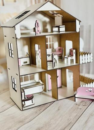 Деревянный самосборный игрушечный домик розовый для кукол с терасой, комплектом мебели4 фото