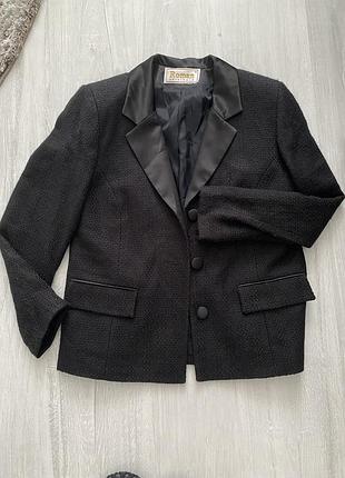 Пиджак с сатиновыми вставками