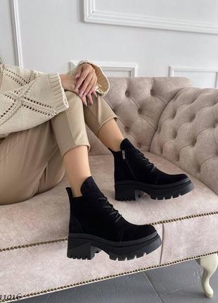 Замшевые ботинки на шнуровке из натуральной замши