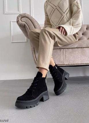 Замшевые ботинки на шнуровке из натуральной замши