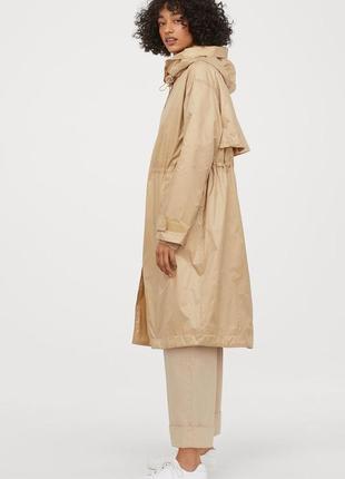 Легкая прямая курточка-плащ бренда h&m, размер xs. цвет светло-бежевый.
