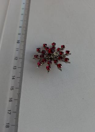 Винтажная брошь с красными кристаллами6 фото