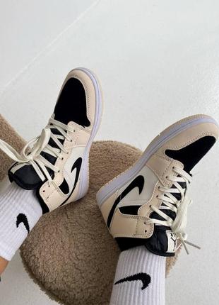 Женские кроссовки nike air jordan 1 retro beige black