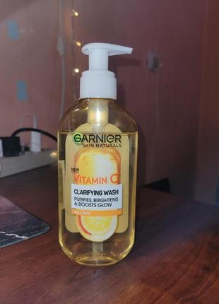 Очищувальний гель для вмивання з вітаміном с для тьмяної шкіри обличчя, з ефектом сяяння та вирівнювання тонуgarnier naturals vitamin c cleansing gel1 фото