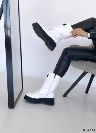 Натуральні шкіряні білі демісезонні та зимові черевики - чоботи на чорній підвищеній підошві7 фото