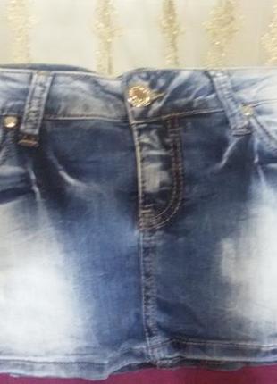 Джинсова міні-спідниця.