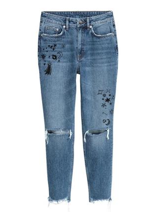 Синие рваные джинсы mom с космическим принтом от divided1 фото