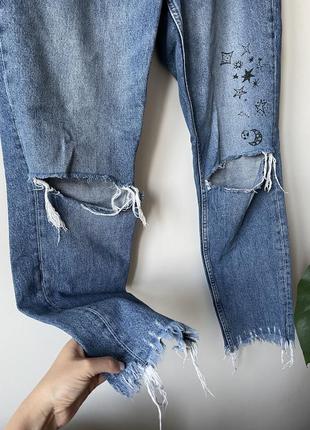Синие рваные джинсы mom с космическим принтом от divided5 фото