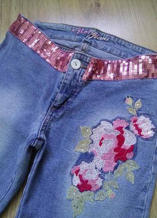 Стильні блакитні вінтажні жіночі джинси gloria jeans кльош з вишивкою3 фото