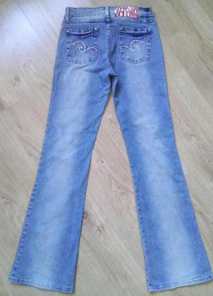 Стильні блакитні вінтажні жіночі джинси gloria jeans кльош з вишивкою2 фото
