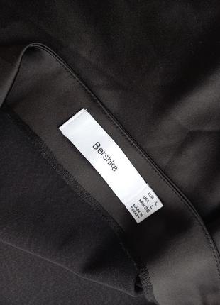 Черная атласная мини юбка bershka с разрезом на ноге, базовая черная мини юбка с акцентом6 фото