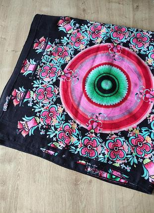 Яскравий великий жіночий шарф desigual, запалення.