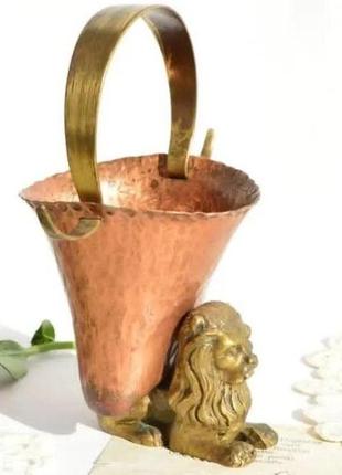 Рідкісна антикварна вазочка з розкішною фігуркою лева