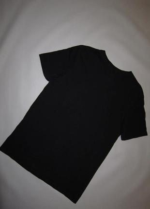 Черная футболка девушка провокационный жест4 фото