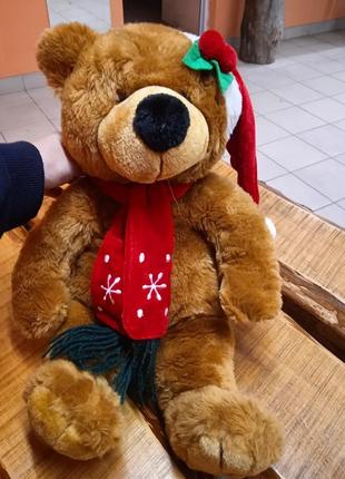 М'яка іграшка ведмедик коричневого кольору в шапці з шарфом2 фото