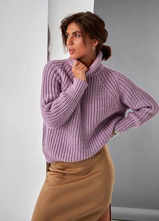 Жіночий в'язаний светр з високим коміром бузкового кольору. модель 2708