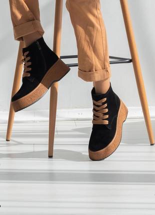 Чорні жіночі зимові замшеві черевики на коричневій підошві