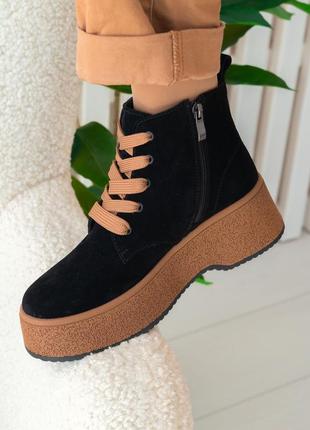 Черные женские зимние замшевые ботинки на коричневой подошве7 фото