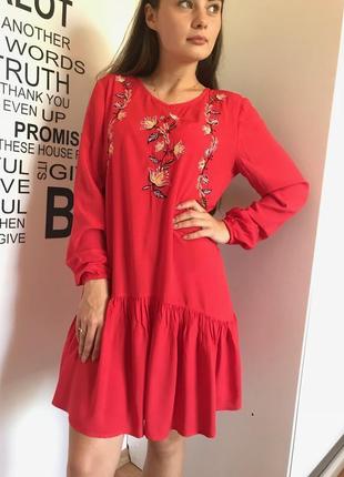 Красное легкое эффектное платье с вышивкой и воланами sinsay