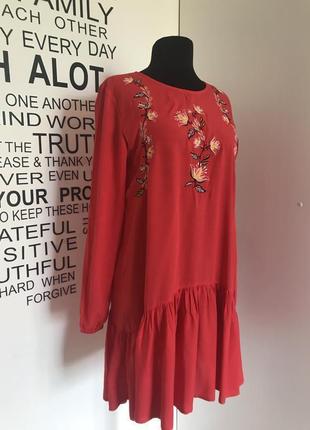 Красное легкое эффектное платье с вышивкой и воланами sinsay3 фото