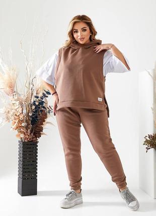 Костюм 3- ка жилет с капюшоном низ манжет по бокам разрезы футболка свободная штаны прямые на резинке карманы низ резинка ткань трехнить + коттон