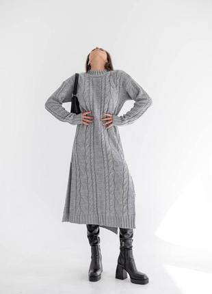 Теплое вязанное платье миди с разрезом