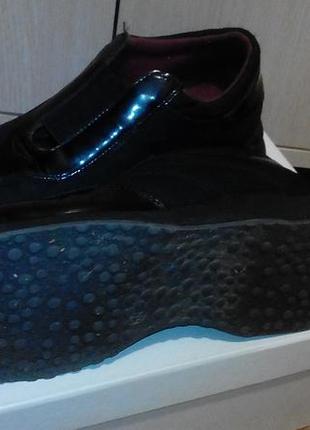 Спортивные черные лаковые туфли с нубуковыми вставками3 фото