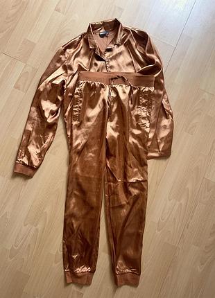 Стильный и комфортный атласный костюм золотистого цвета
