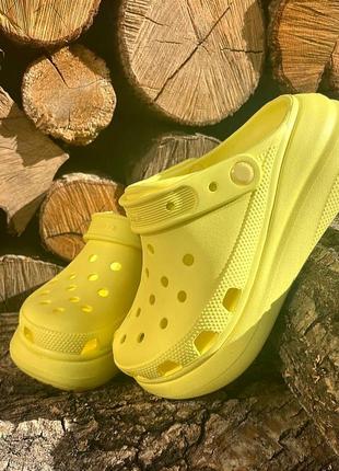 Женские кроксы сабо crocs classic crush sulphur желтые1 фото