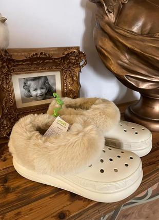Крокс краш платформа женские бежевые с мехом crocs furever crush lined clog bone