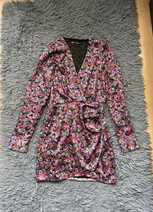 Zara яркое стильное платье в цветочный принт из свежих коллекций