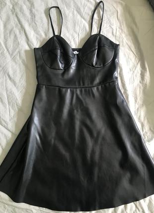 Мини платье черного цвета из искусственной кожи reserved5 фото