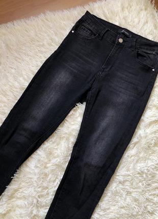 Стильні джинси m. sara в чорному кольорі, мʼякий матеріал, гарно тягнуться.